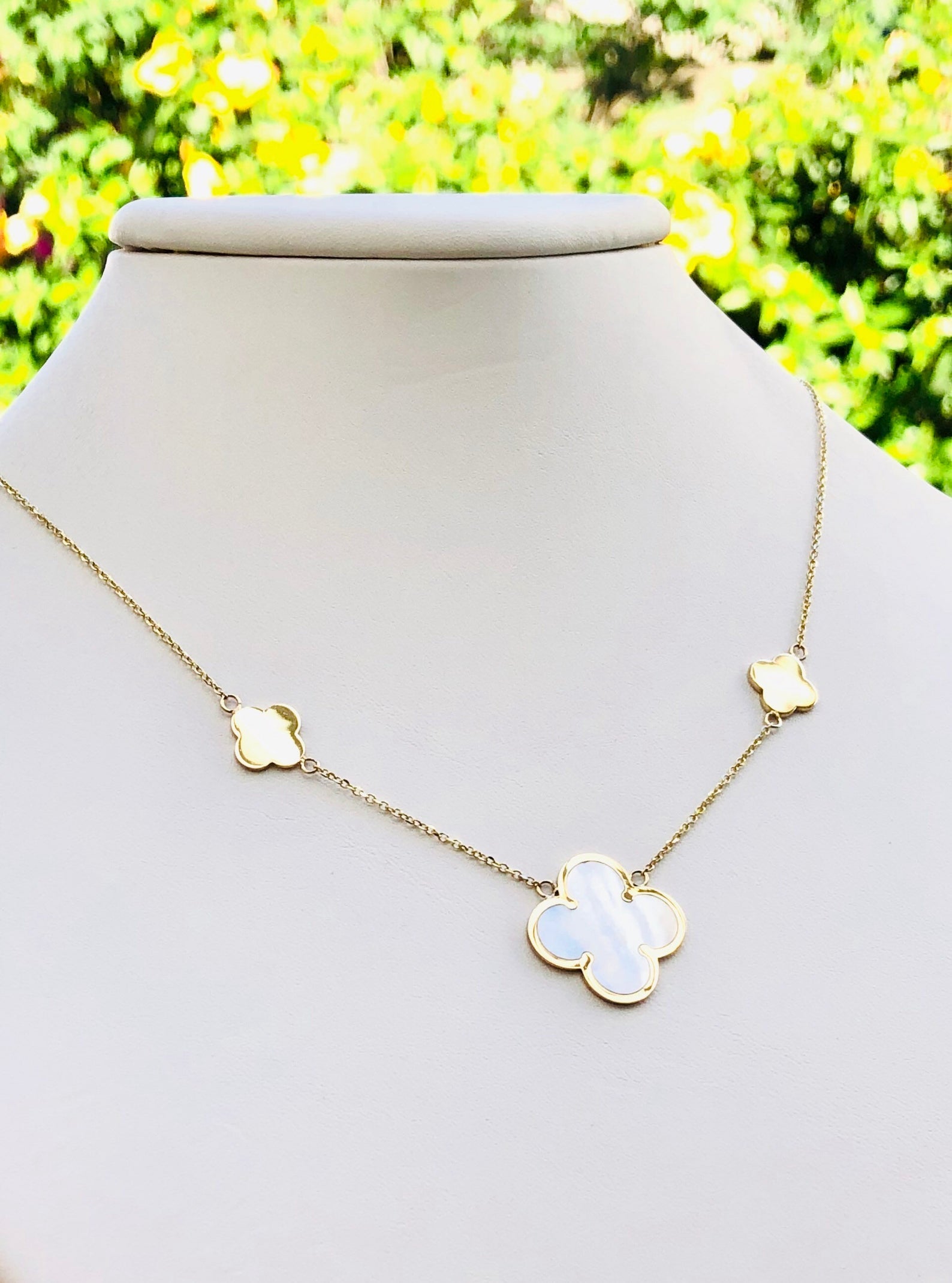 14K Italian Gold Mother of Pearl Flower Necklace 
